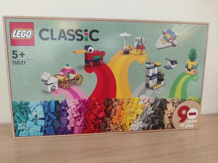LEGO Classic 11021 90 jaar spelen, Kinderen en Baby's, Speelgoed | Duplo en Lego, Nieuw, Lego, Complete set, Ophalen of Verzenden