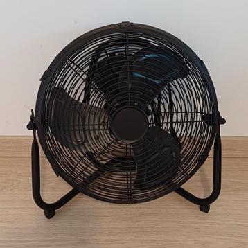 Zwarte vloerventilator beschikbaar voor biedingen