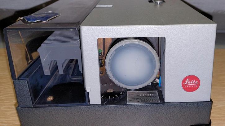 Vintag Leitz Wetzlar diaprojector Pradovit Kleurautofocus, Audio, Tv en Foto, Beamers, Nieuw, Ophalen of Verzenden