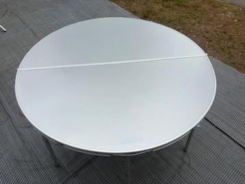 Camping tafel beschikbaar voor biedingen