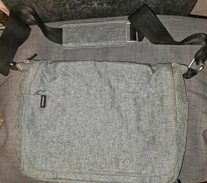 Grijze laptoptas in nieuwe staat, Computers en Software, Laptoptassen, Zo goed als nieuw, Ophalen of Verzenden