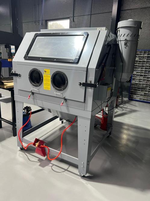 Zandstaalmachine 1200L dubbele werkpost met afzuig, Doe-het-zelf en Bouw, Reinigingsmachines, Nieuw, Ophalen
