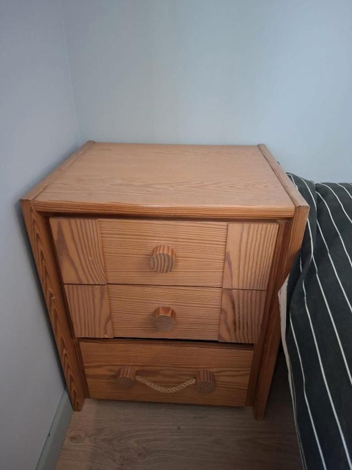 Massief houten nachtkastje, Huis en Inrichting, Slaapkamer | Nachtkastjes, Gebruikt, 55 tot 70 cm, 45 tot 65 cm, Hout, Ophalen