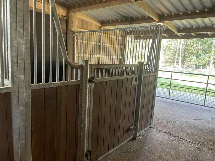 2 paardenboxen hardhout te koop, Dieren en Toebehoren, Stalling en Weidegang, Stalling