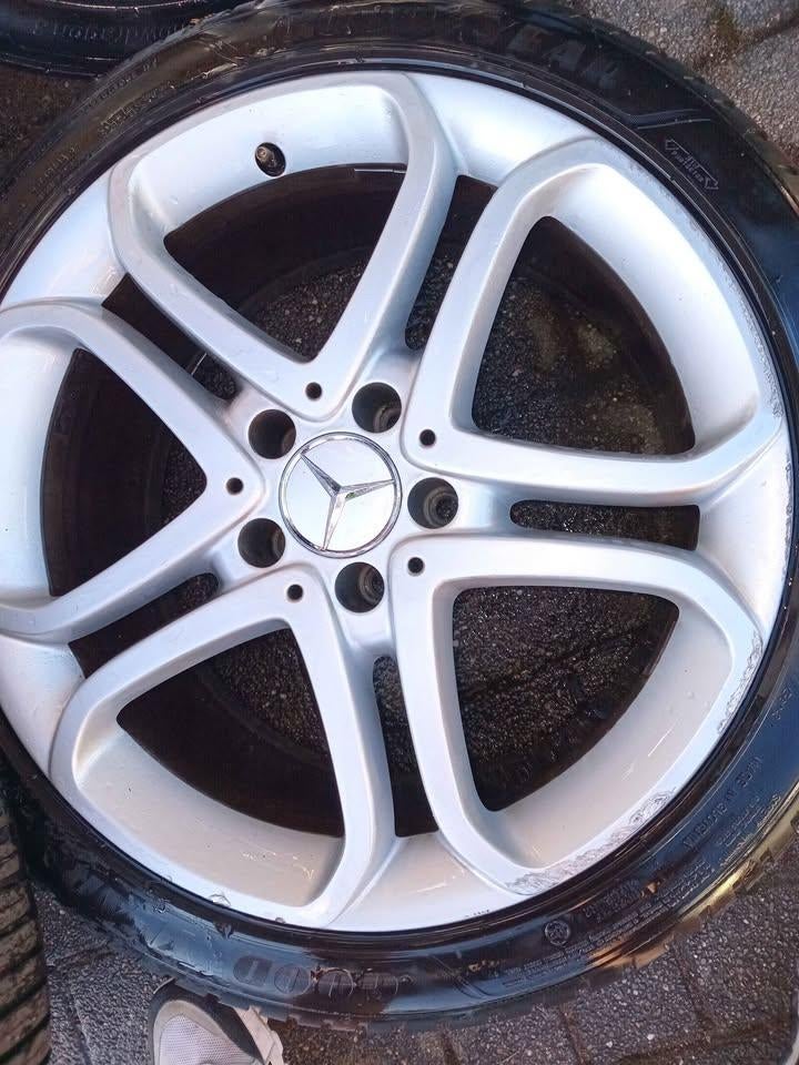 Jantes Mercedes avec pneus 18 pouces d'origine, Autos : Pièces & Accessoires, Pneus & Jantes, Pneu(s), 18 pouces, 245 mm, Véhicule de tourisme