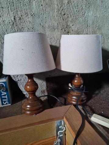 2 lampenkappen met voet.