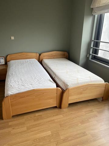 2 lits simples avec sommier à lattes (bois, sans matelas) disponible aux enchères