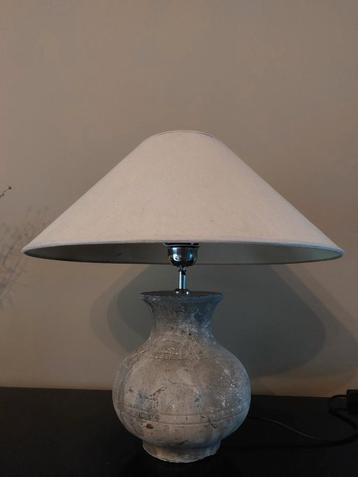 Lamp met zware stenen voet/kruik disponible aux enchères