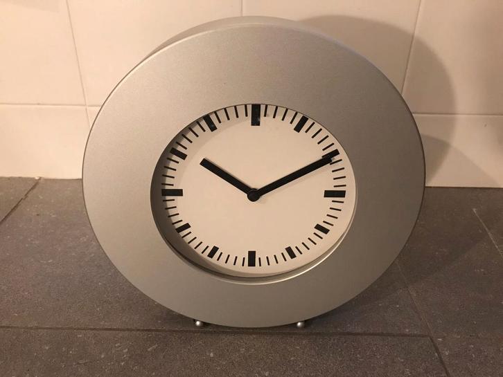 Klok Ikea Round Aluminium Vintage   µj, Huis en Inrichting, Woonaccessoires | Klokken, Ophalen of Verzenden