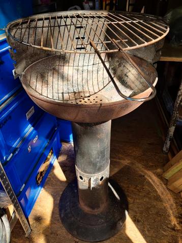 Barbeque houtskool beschikbaar voor biedingen