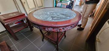 Tafel, stoel en bijzettafel beschikbaar voor biedingen