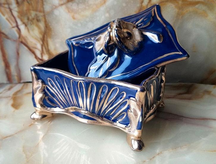 Boîte décorative vintage en céramique néo-baroque/rocaille, Handtassen en Accessoires, Antieke sieraden, Overige typen, Overige materialen