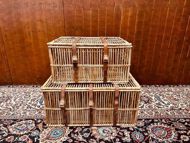 Grote rieten manden met lederen riemen Flamant, Huis en Inrichting, Woonaccessoires | Schalen en Manden, Zo goed als nieuw, Mand