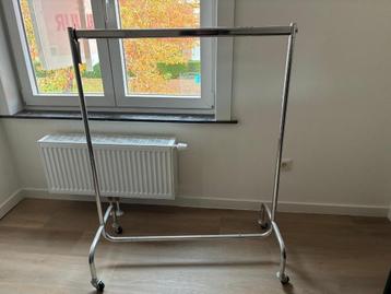 kledingrek beschikbaar voor biedingen