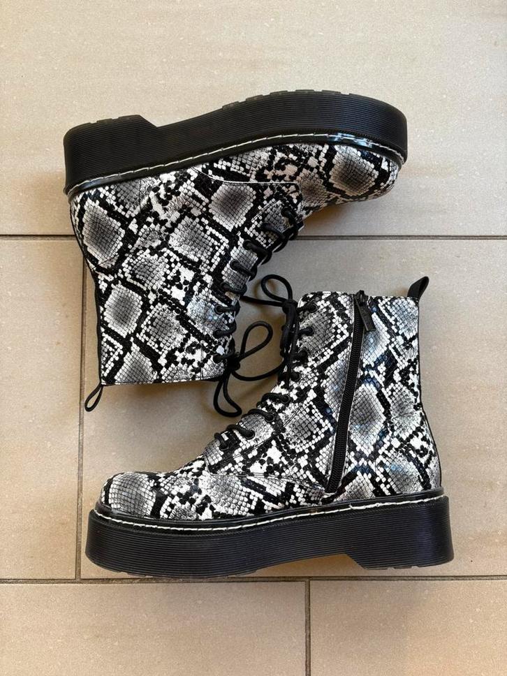 Zwart/witte enkellaarzen met slangenprint van Hailys maat 40, Kleding | Dames, Schoenen, Zo goed als nieuw, Lage of Enkellaarzen