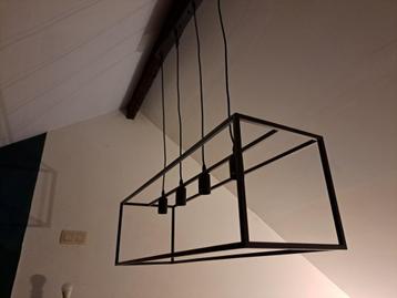 Rechthoekige hanglamp met metalen profiel beschikbaar voor biedingen