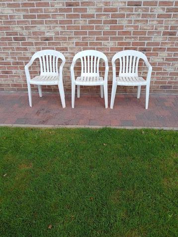 3 stapelbare tuinstoelen nog in zeer goede staat ALLES €15 beschikbaar voor biedingen