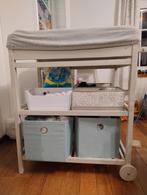 Luiertafel met versleten kussen, Enlèvement