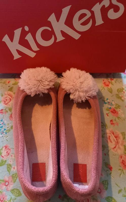 Pantoffels met pompons Kickers maat 32, Kinderen en Baby's, Kinderkleding | Schoenen en Sokken, Gebruikt, Schoenen, Meisje, Ophalen of Verzenden