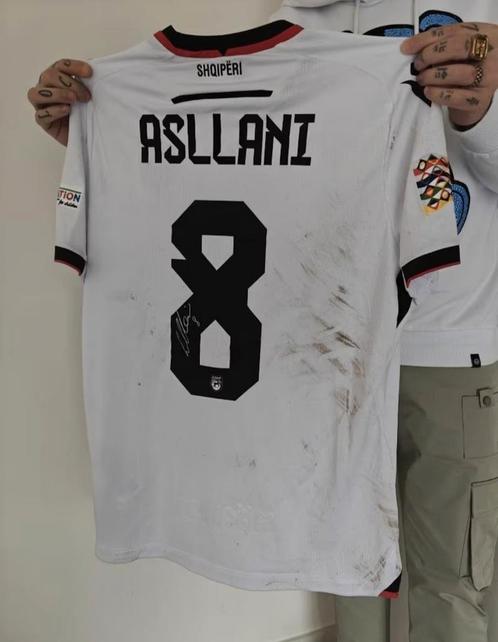 Albanië matchwornshirt Asllani met certificaat, Verzamelen, Sportartikelen en Voetbal, Zo goed als nieuw, Shirt, Ophalen of Verzenden