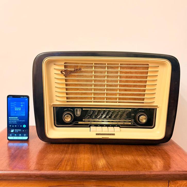 VINTAGE BUIZENRADIO TELEFUNKEN DOMINO 1950’S MET BLUETOOTH, Antiek en Kunst, Antiek | Tv's en Audio, Verzenden