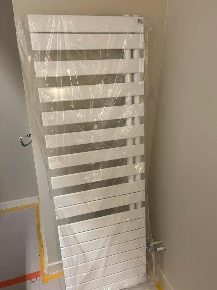 Zehnder handdoekradiator nieuw, Doe-het-zelf en Bouw, Verwarming en Radiatoren, Zo goed als nieuw, Radiator, Ophalen