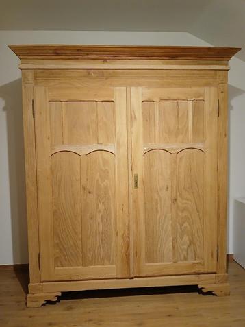 Antieke olmen kast beschikbaar voor biedingen