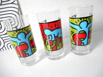 Pop Art glazen met Keith Haring figuurtjes beschikbaar voor biedingen