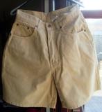 Geel-beige short maat 30, Kleding | Dames, Broeken en Pantalons, Ophalen of Verzenden, Gedragen, Maat 36 (S), Beige