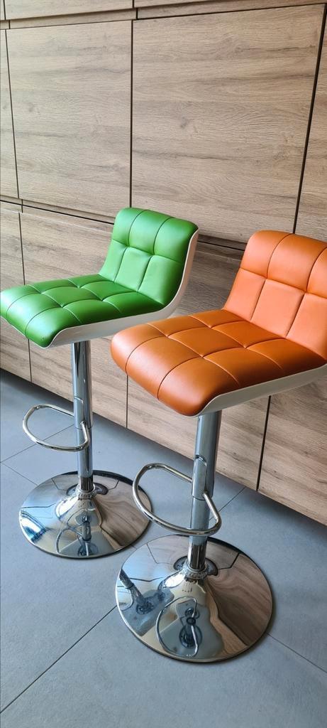 2 Barstoelen (kunstleer), Huis en Inrichting, Barkrukken, Zo goed als nieuw, Ophalen