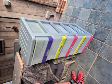 Opbergboxen-lades beschikbaar voor biedingen