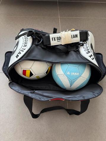 Coole vintage voetbaltas / ballentas met 2 oude voetballen beschikbaar voor biedingen