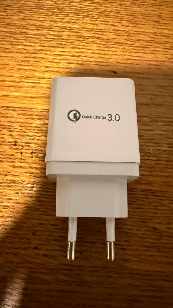 Travel Charger! Adapter! 4 USB aansluitingen! Zoals NIEUW!, Télécoms, Téléphonie mobile | Chargeurs pour téléphone, Comme neuf