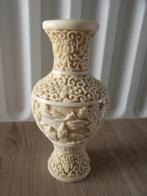 petit vase sculpté en ivoirine, Antiquités & Art, Enlèvement ou Envoi