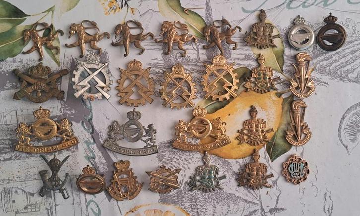 Collection d'insignes et d'emblèmes militaires, probablement, Verzamelen, Militaria | Algemeen, Ophalen
