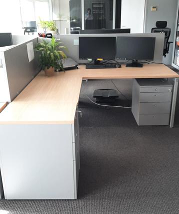 bureau eiland met tussenwand beschikbaar voor biedingen