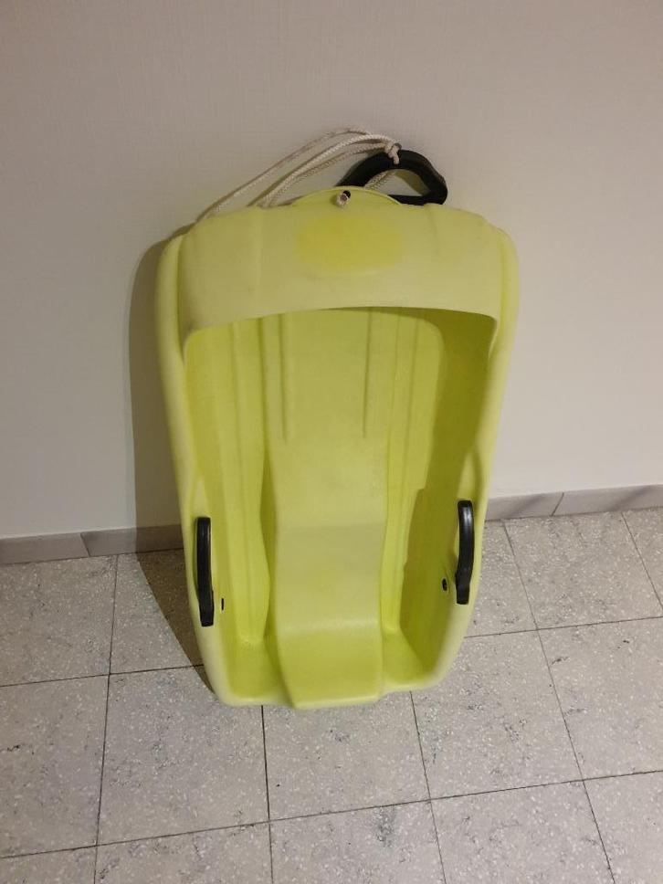 Een ijs-of sneeuwstoel in polyester, Kinderen en Baby's, Speelgoed | Buiten | Sleeën, Zo goed als nieuw, Kunststof, Rem, Ophalen