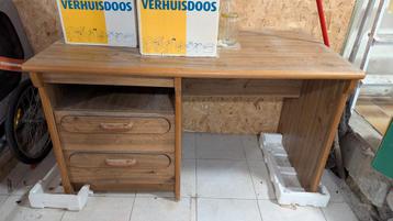 Gratis houten bureau beschikbaar voor biedingen
