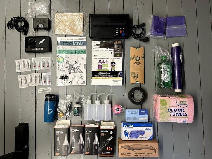 Volledige Tattoo Kit met toebehoren – Bijna alles ongebruikt, Hobby en Vrije tijd, Tekenen, Zo goed als nieuw, Overige typen, Ophalen