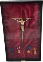 displaykast met kruisbeeld en medailles., Ophalen