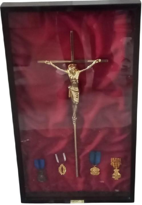 displaykast met kruisbeeld en medailles., Postzegels en Munten, Penningen en Medailles, Ophalen