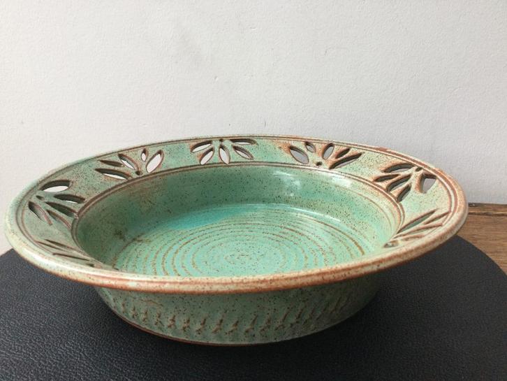 Elegante opengewerkte Engelse keramische kom, Antiek en Kunst, Antiek | Keramiek en Aardewerk, Ophalen of Verzenden