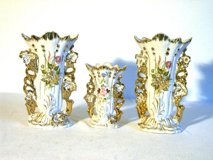 Drie polychrome Vieux Bruxelles hoornvaasjes, Antiek en Kunst, Antiek | Vazen, Ophalen of Verzenden