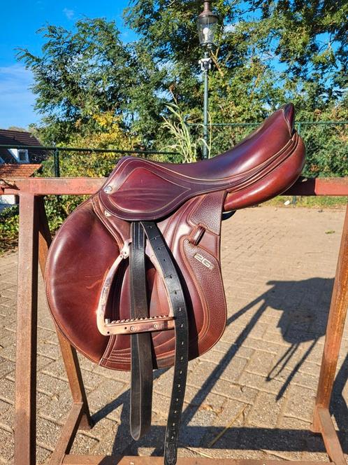 A vendre : Selle de saut très fine CWD 2GS Mademoiselle, Animaux & Accessoires, Chevaux & Poneys | Selles, Comme neuf, Enlèvement ou Envoi