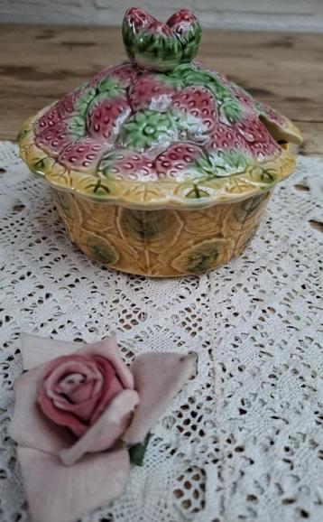 Franse brocante marjolica  jampot Sarreguemines, aardbeien beschikbaar voor biedingen