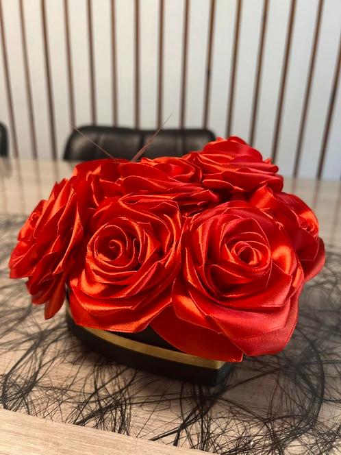 Handgemaakte satijnen rozen, Huis en Inrichting, Woonaccessoires | Kunstplanten en Kunstbloemen, Zo goed als nieuw, Ophalen of Verzenden