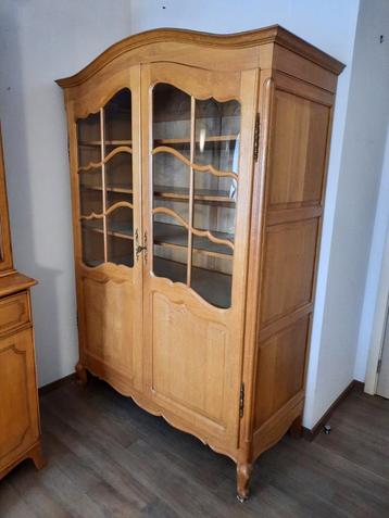 Boekenkast of vitrinekast beschikbaar voor biedingen