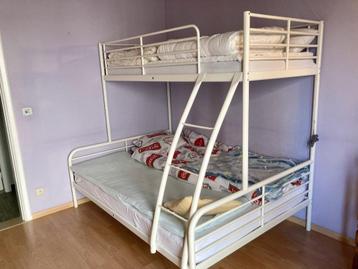 Stapelbed voor 3 uit mat wit metaal beschikbaar voor biedingen