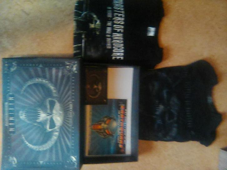 Coffret Masters of Hardcore avec t-shirt original, +1 extra, Collections, Musique, Artistes & Célébrités, Utilisé, Vêtements, Enlèvement ou Envoi
