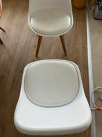 Witte stoelen met houten poten, Huis en Inrichting, Stoelen, Twee, Gebruikt, Hout, Scandinavisch
